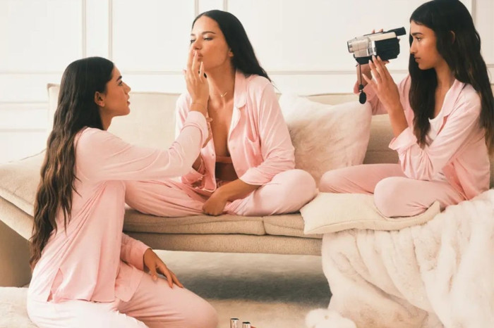 Adriana Lima kızlarıyla birlikte Victoria's Secret'ın kampanyası için kamera karşısında