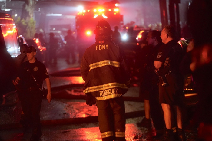 New York Astoria’da tarihi kilisede büyük yangın bitişikteki evde başlayan alevler ibadethaneye sıçradı çok sayıda ekip sevk edildi