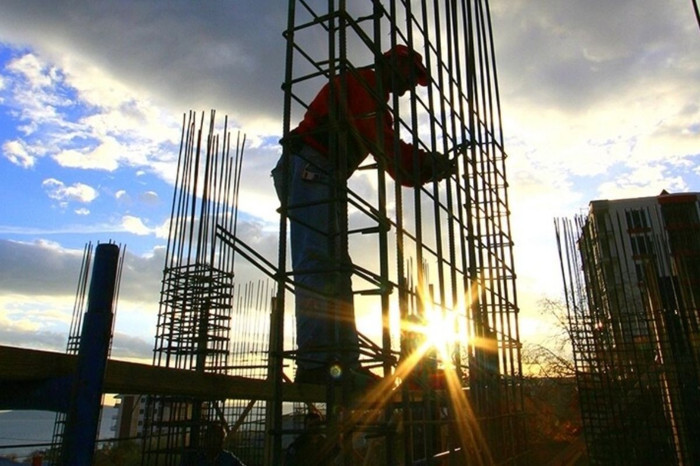 Nisanda hizmet ve perakende güveni düşerken inşaat sektörü yükseldi