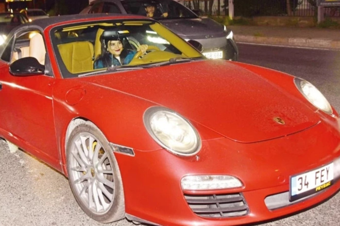 Feyza Civelek yeni Porsche’siyle Etiler sokaklarında görüntülendi