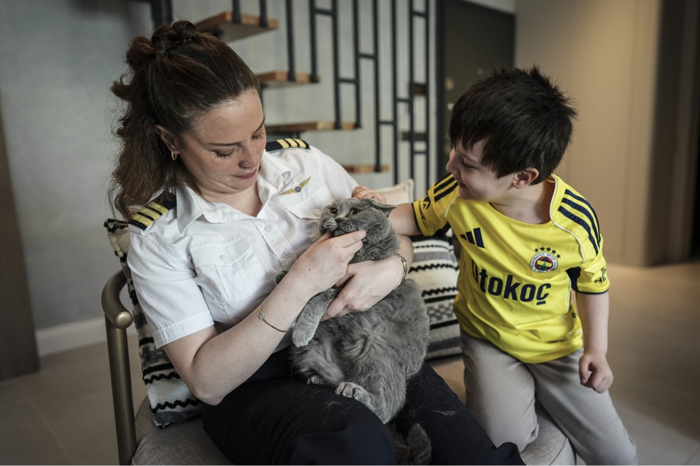 AJet'in 'pilot anneleri' özlemlerine rağmen görevlerini özveriyle yapıyor