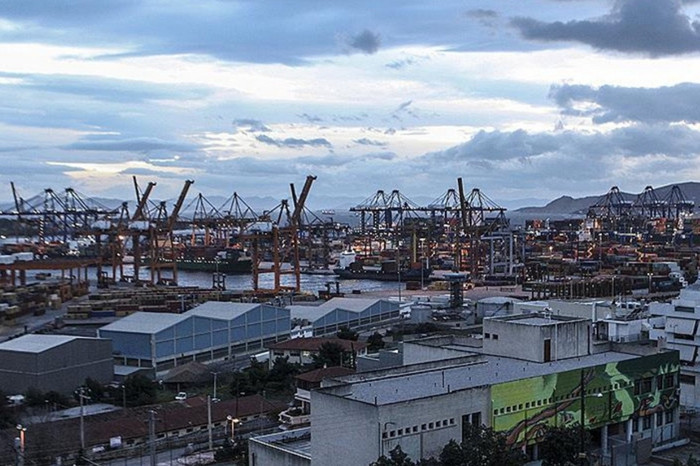 Çin'den Pire Limanı'na yapılan ithalatlardaki sahtecilik nedeniyle 1500 konteyner incelenmeyi bekliyor