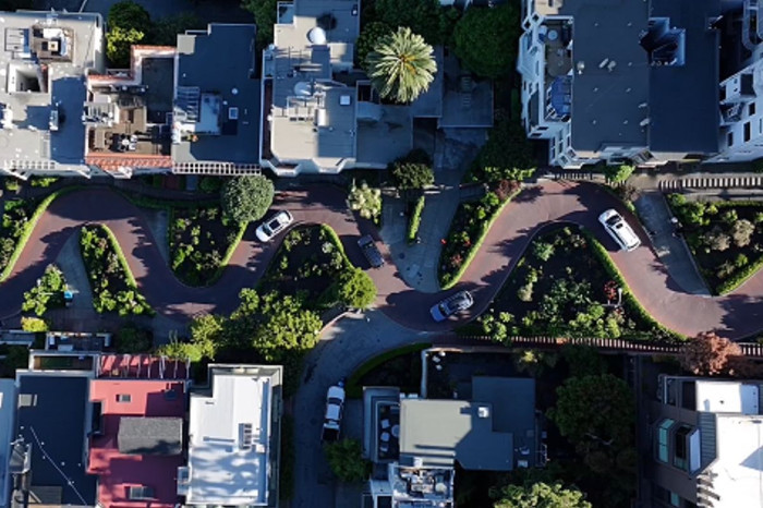 San Francisco’nun ikonik sekiz virajlı Lombard Caddesi
