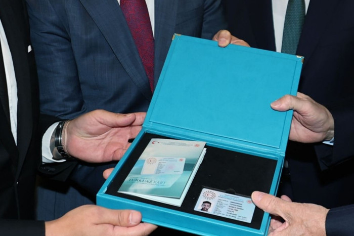 Türkiye'ye yatırım yapan 22 firmanın temsilcisine Turkuaz Kart verildi