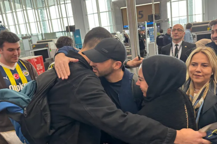 Domenico Tedesco, Fenerbahçeli taraftarlar tarafından Türkiye'den çiçek ve tezahüratlarla uğurlandı