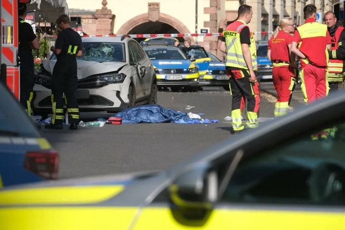 Almanya'nın Leipzig kentinde bir araç yayaların arasına daldı