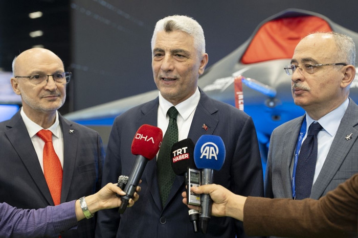 Ticaret Bakanı Ömer Bolat, savunma ve havacılık sektörünü bir araya getiren SAHA 2026'yı ziyaret etti
