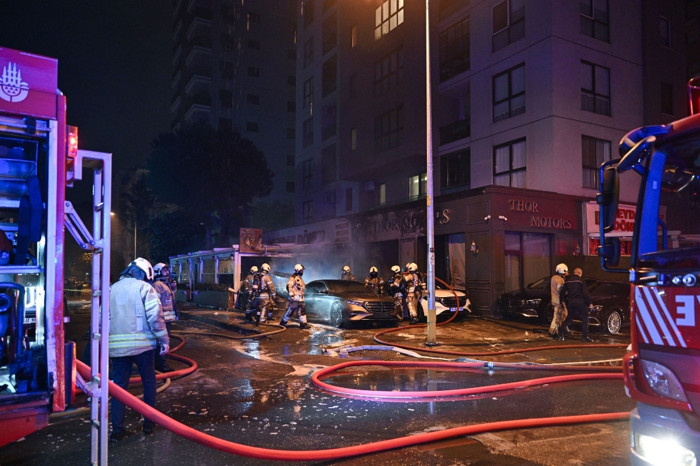 Kadıköy'de oto galeride çıkan yangında 4 araç kullanılamaz hale geldi