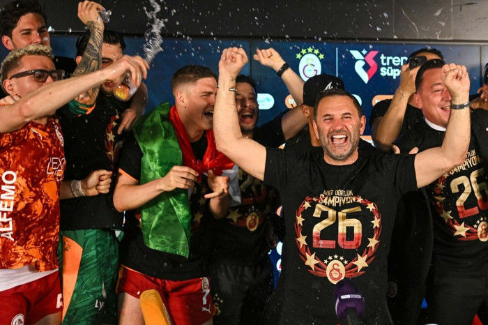 Galatasaray teknik direktörü Okan Buruk Türk futbol tarihine geçti