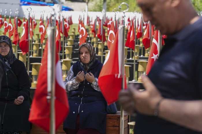 Soma'daki maden şehitleri facianın yıldönümünde anıldı