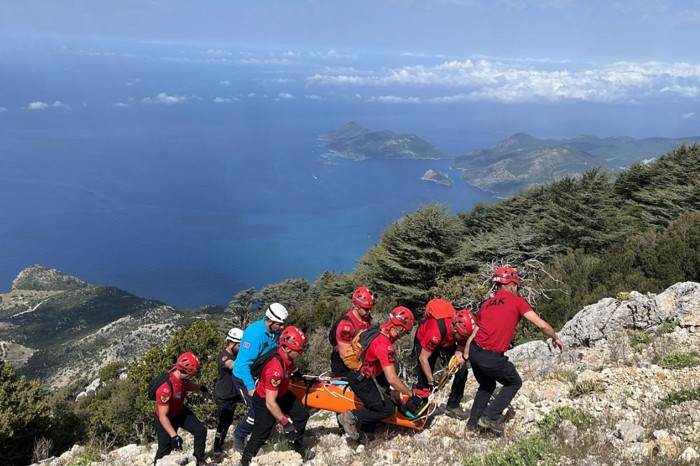 Fethiye'de bulunan Babadağ’da yamaç paraşütüyle kayalık alana düşen kadın turisti kurtarma operasyonu