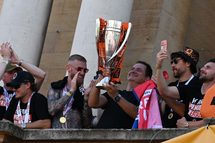 Acun Ilıcalı'nın takımı Hull City, Premier Lig'e çıkmasını taraftarlarıyla kutladı