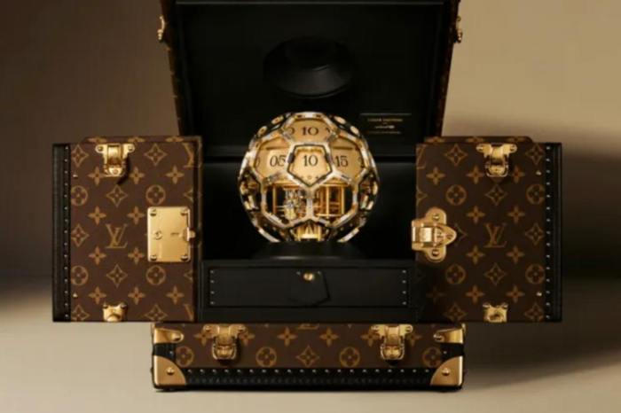 Louis Vuitton, Dünya Kupası temalı futbol topu şeklinde tasarlanan özel bir saati açık artırmayla satacak; tüm gelirleri UNICEF'e bağışlayacak