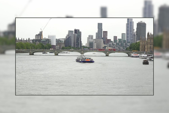 Londra’da yağışın ardından Thames Nehri’nin rengi değişti