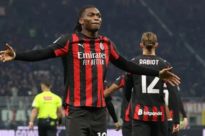 Rafael Leão, takımdan ayrılacağını açıklarken gözler Fenerbahçe ve Galatasaray’ın transfer hamlelerine çevrildi