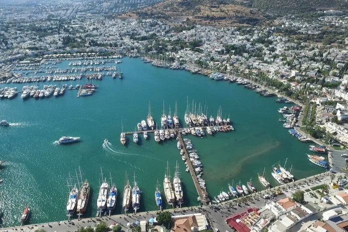 Bodrum’da feribot sefer saatlerine bağlı olarak açık tutulan limandaki hudut kapısı artık 24 saat açık olacak