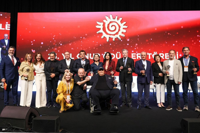 Perakende Günleri’nde sektörün efsane patronlarına 25'inci yıl onur ödülü verildi