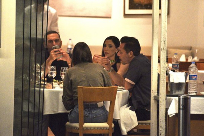 Allan Hakko ve Pelin Uluksar çifti dostlarıyla balıkçıda buluştu