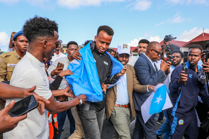 ABD tarafından ülkeye alınmayan Somalili hakem Omar Abdulkadir Artan İstanbul üzerinden ülkesine döndü, kahraman gibi karşılandı