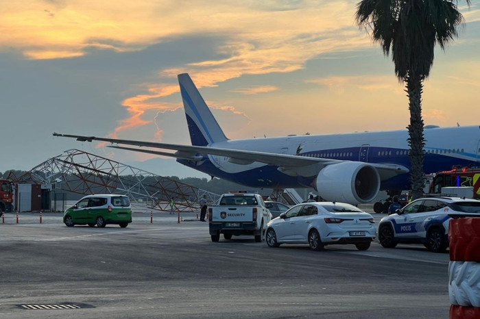THY uçağı Antalya Havalimanı'nda radar anten direğine çarptı, yolcular tahliye edildi