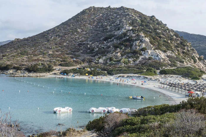 Sardinya Adası'nda 10 ile 65 yaş arasına şemsiye yasağı
