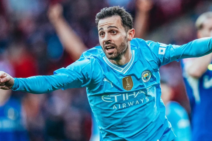 Manchester City'den ayrılan Bernardo Silva'nın Jose Mourinho'nun teknik direktörlüğünü yaptığı Real Madrid ile 2 yıllık anlaşmaya vardığı iddia edildi