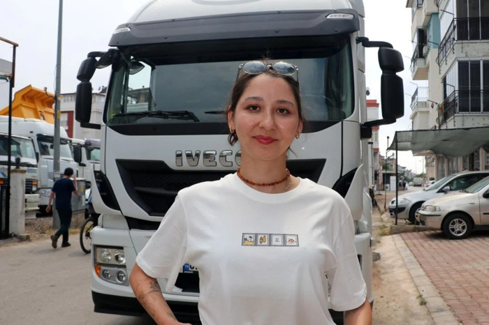 9 yıl devlet memurluğunun ardından istifa eden Begüm Önder, TIR şoförlüğüne başlayıp Avrupa yollarına çıktı