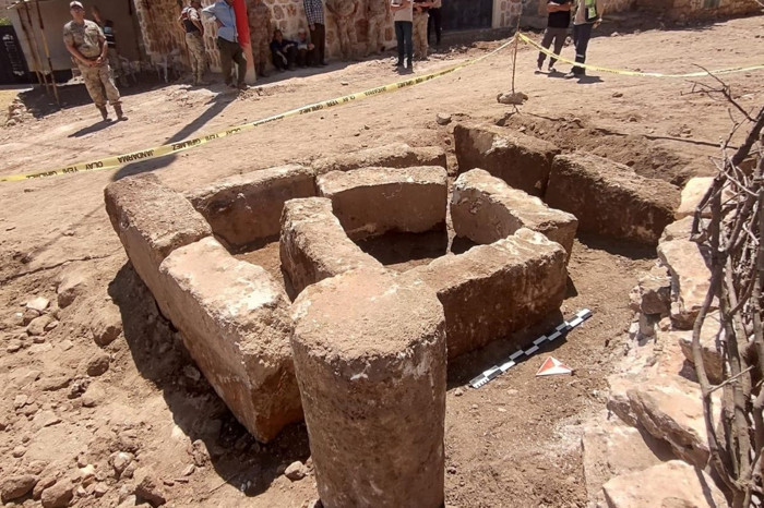 Mardin'de parke taşı döşeme çalışmaları sırasında tarihi taş bloklar bulundu