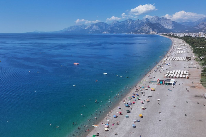 Antalya sahillerinde yaz yoğunluğu