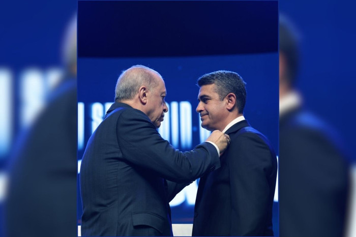 Cumhurbaşkanı Erdoğan, CHP'den istifa eden Haymana Belediye Başkanı Levent Koç'a yeni rozetini taktı