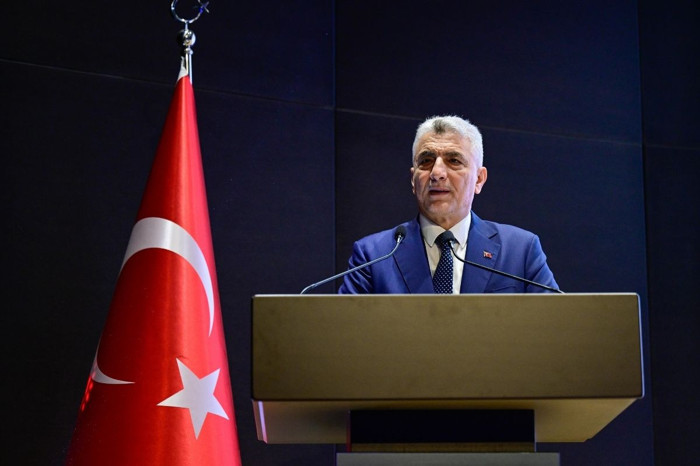 Ticaret Bakanı Bolat, tekstil sektöründe Uzak Doğu'ya giden müşterilerin Türkiye'ye dönmeye başladığını söyledi