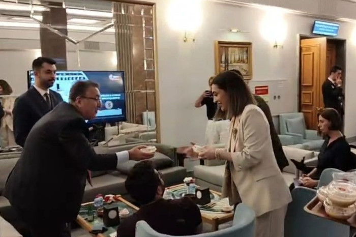 TBMM'de milletvekillerine aşure ikram edildi