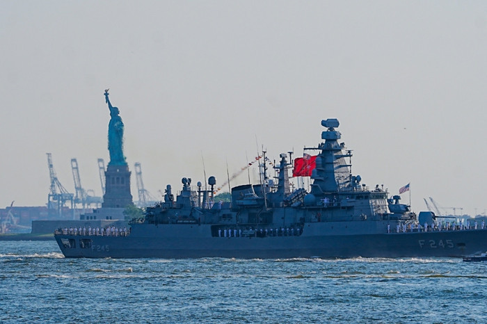 TCG Oruçreis, ABD'nin 250'nci kuruluş yılı töreni için New York Limanı'na demirledi