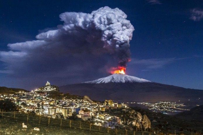 İtalya'da Etna Yanardağı güçlü kül püskürttü uçuşlara sınır geldi