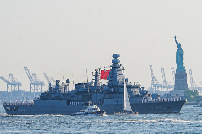 TCG Oruçreis, New York’ta düzenlenen ABD'nin 250. kuruluş yılı törenlerinde Türkiye'yi temsil etti