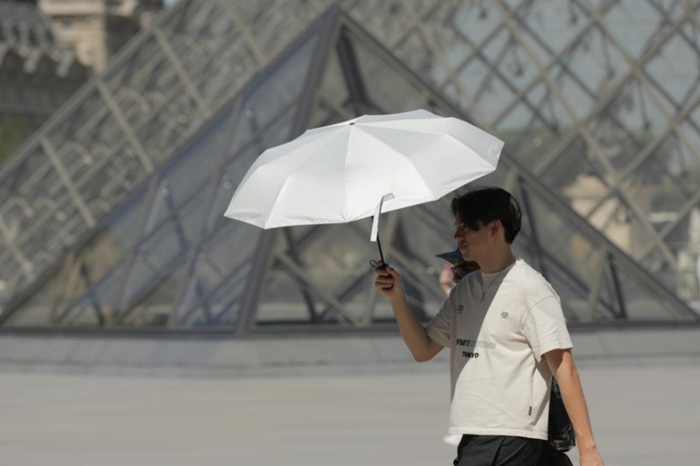 Sıcak hava dalgası Louvre'u da vurdu; dünyaca ünlü müze erken kapanacak