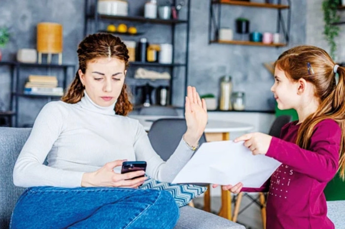 Ebeveynlerin telefona dalması çocuklarda kaygı ve güvensizliği artırıyor