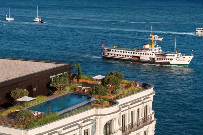 Peninsula İstanbul’da, iç mimar Zeynep Fadıllıoğlu’nun imzasını taşıyan kral dairesinde Boğaz manzarasıyla uyumanın bedeli 1,5 milyon TL