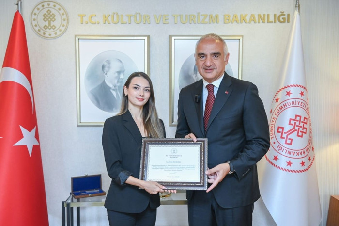 Bakan Ersoy, Bolşoy Tiyatrosu'nda tarihi başarıya imza atan Nilay Tahiroğlu'nu tebrik etti