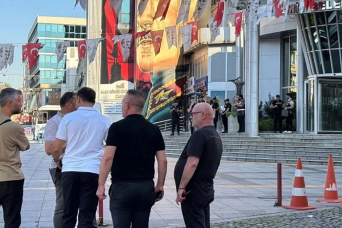 İzmit Belediyesi'ne düzenlenen operasyonda Başkan Fatma Kaplan Hürriyet ve CHP İzmit İlçe Başkanı Gökhan Ercan gözaltına alındı