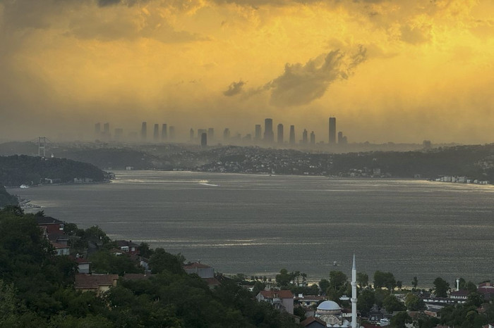 İstanbul'da etkili olan fırtına hayatı olumsuz etkiledi