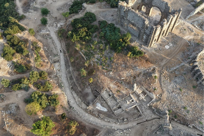 Aspendos'ta 2 bin yıllık tiyatro caddesi gün yüzüne çıktı