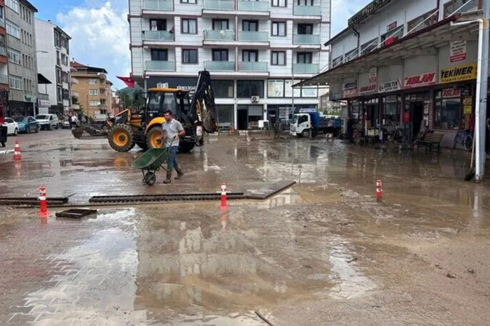 Kastamonu Cide'de sel baskını sonucu zemin katlar tahliye edildi