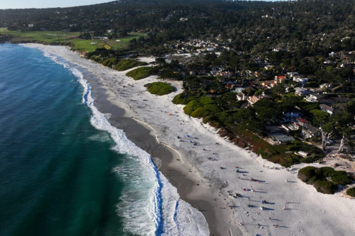 California'da sıcak hava Carmel Beach’e ziyaretçi akınına yol açtı