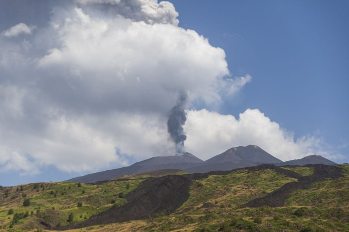 İtalya'da Etna Yanardağı yeniden kül püskürttü
