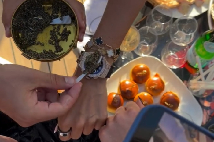 Rolex ve Audemars Piguet saatlerin camında havyar servisi, sosyal medyadaki lüks akımı tepki çekti