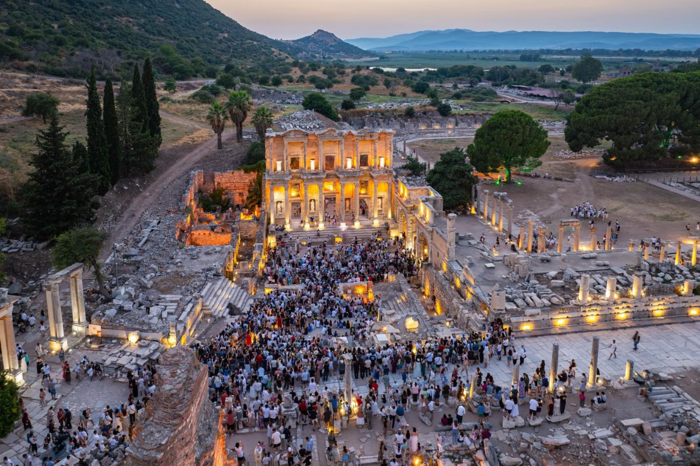 Efes'te gece müzeciliğine 2 ayda 231 bini aşkın ziyaretçi