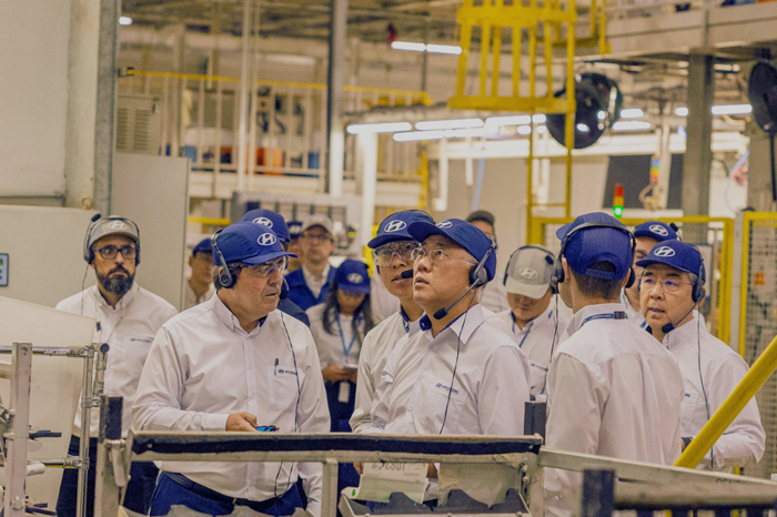 İzmit’teki fabrikayı ziyaret eden Hyundai’nin patronu Euisun Chung, hatasız üretim talimatı verdi