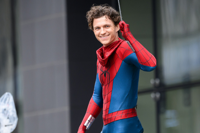 Tom Holland'ın başrolünde yer aldığı Spider-Man: Brand New Day vizyona girdiği ilk hafta 927 milyon dolar hasılat elde etti