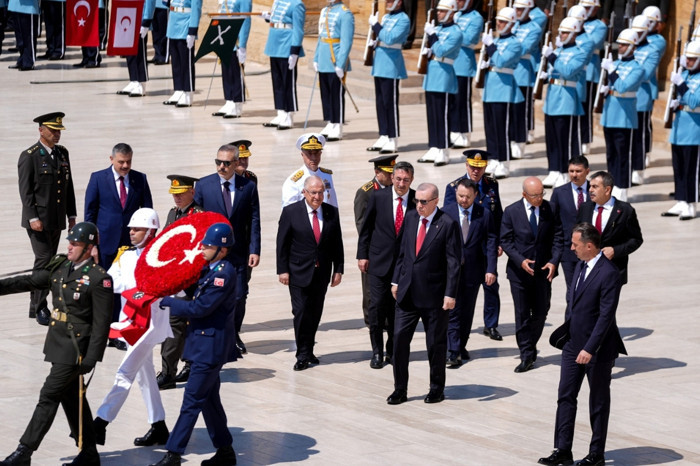 Cumhurbaşkanı Erdoğan başkanlığındaki YAŞ üyeleri Anıtkabir'i ziyaret etti